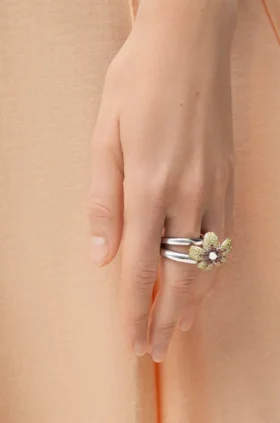 Anillo «Flor» de plata de ley y cristales