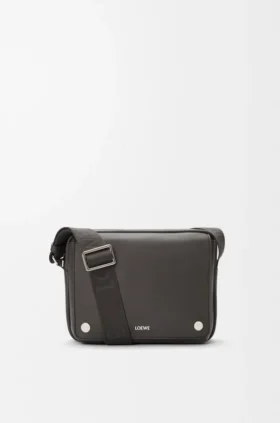 Bandolera Pebble mediana en piel de becerro lisa