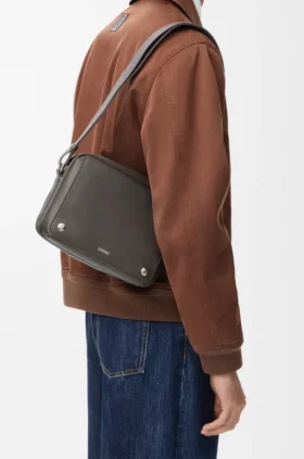 Bandolera Pebble mediana en piel de becerro lisa