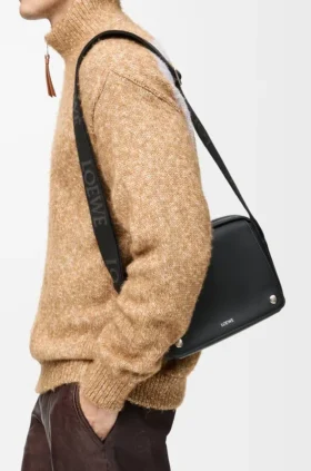 Bandolera Pebble mediana en piel de becerro lisa