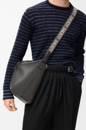 Bolso bandolera Cubi en piel de becerro lisa y flexible con correa de jacquard