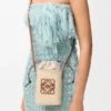 Bolso cuadrado de palma de iraca y piel de becerro