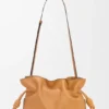 Bolso de mano Flamenco mediano en piel de becerro napa