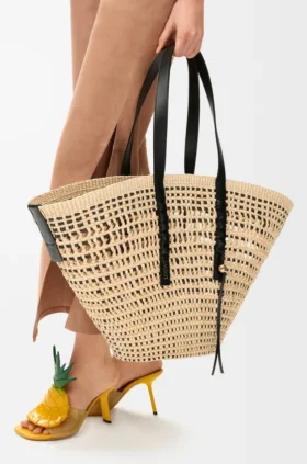 Bolso grande tipo cesta trenzada de palma de iraca y piel de becerro