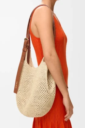 Bolso hobo pequeño con perforaciones, de rafia y piel de becerro