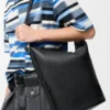 Bolso «Loop Bucket» en piel de becerro granulada y flexible