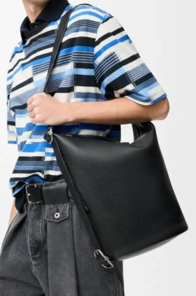 Bolso «Loop Bucket» en piel de becerro granulada y flexible