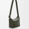 Bolso Loop Hobo mediano en piel de becerro granulada y flexible