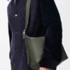 Bolso Loop Hobo mediano en piel de becerro granulada y flexible