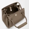 Bolso Madrid pequeño en piel de becerro granulada y flexible