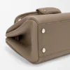 Bolso Madrid pequeño en piel de becerro granulada y flexible