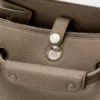Bolso Madrid pequeño en piel de becerro granulada y flexible