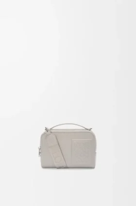 Bolso mini cruzado para cámara en piel de becerro satinada