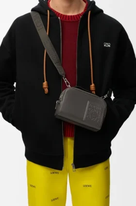 Bolso mini cruzado para cámara en piel de becerro satinada