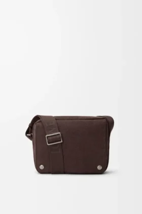Bolso tipo bandolera Pebble mediano en nubuck granulado