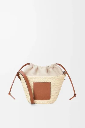 Bolso tipo cubo con cordón, de hoja de palma y piel de becerro
