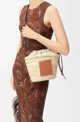 Bolso tipo cubo con cordón, de hoja de palma y piel de becerro