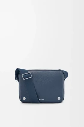 Bolso tipo mensajero Pebble mediano en piel de becerro granulada y flexible