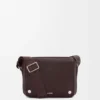 Bolso tipo mensajero Pebble mediano en piel de becerro granulada y flexible