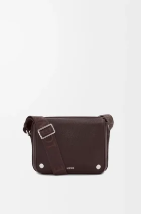 Bolso tipo mensajero Pebble mediano en piel de becerro granulada y flexible