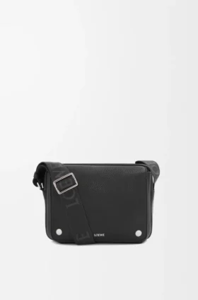 Bolso tipo mensajero Pebble mediano en piel de becerro granulada y flexible