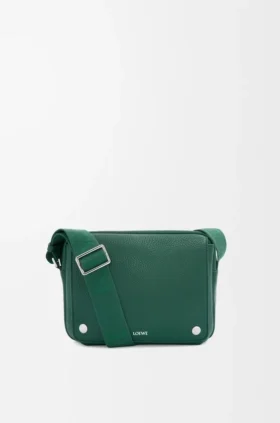 Bolso tipo mensajero Pebble mediano en piel de becerro granulada y flexible