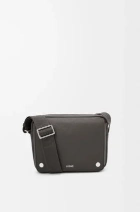 Bolso tipo mensajero Pebble mediano en piel de becerro granulada y flexible