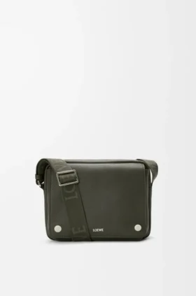 Bolso tipo mensajero Pebble mediano en piel de becerro granulada y flexible