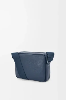 Bolso tipo mensajero Pebble mediano en piel de becerro granulada y flexible