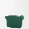 Bolso tipo mensajero Pebble mediano en piel de becerro granulada y flexible