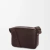 Bolso tipo mensajero Pebble mediano en piel de becerro granulada y flexible