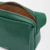 Bolso tipo mensajero Pebble mediano en piel de becerro granulada y flexible