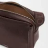 Bolso tipo mensajero Pebble mediano en piel de becerro granulada y flexible