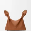 Bolso tipo pañuelo mediano de piel de becerro lisa