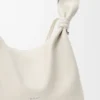Bolso tipo pañuelo mediano de piel de becerro lisa