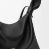 Bolso tipo pañuelo mediano de piel de becerro lisa