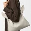 Bolso tipo pañuelo mediano de piel de becerro lisa