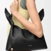 Bolso tipo pañuelo mediano de piel de becerro lisa