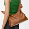 Bolso tipo pañuelo mediano de piel de becerro lisa