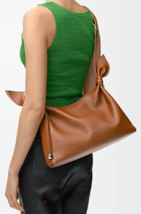 Bolso tipo pañuelo mediano de piel de becerro lisa