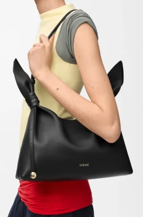 Bolso tipo pañuelo mediano de piel de becerro lisa