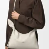 Bolso tipo pañuelo mediano de piel de becerro lisa