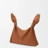 Bolso tipo pañuelo mediano de piel de becerro lisa