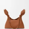 Bolso tipo pañuelo mediano de piel de becerro lisa