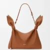 Bolso tipo pañuelo mediano de piel de becerro lisa
