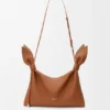 Bolso tipo pañuelo mediano de piel de becerro lisa