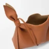 Bolso tipo pañuelo mediano de piel de becerro lisa