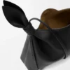 Bolso tipo pañuelo mediano de piel de becerro lisa