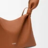 Bolso tipo pañuelo mediano de piel de becerro lisa