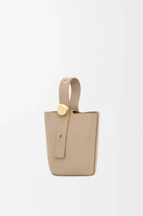 Bolso tipo Pebble Bucket mini en piel de becerro granulada suave
